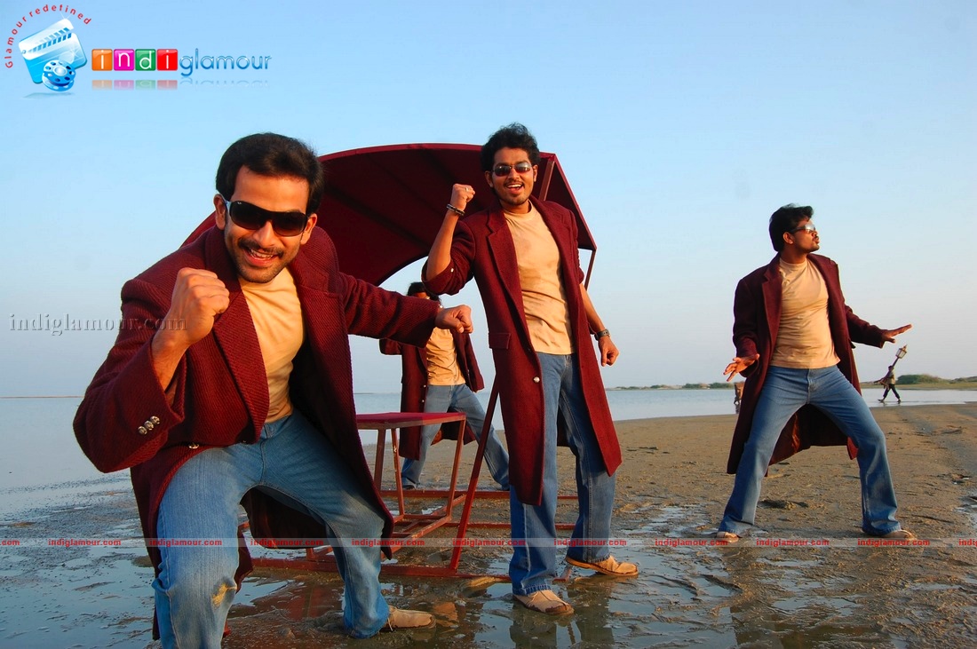Ninaithale Inikkum Movie hd photo